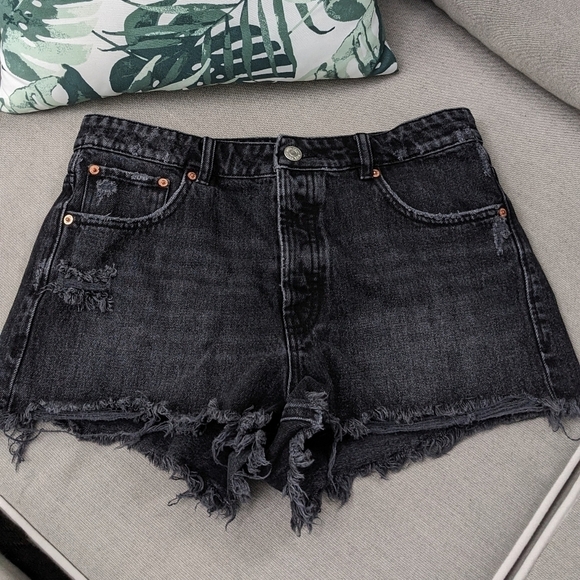 ZARA Distressed Black Hi Rise Denim Shorts 8 - Picture 1 of 5